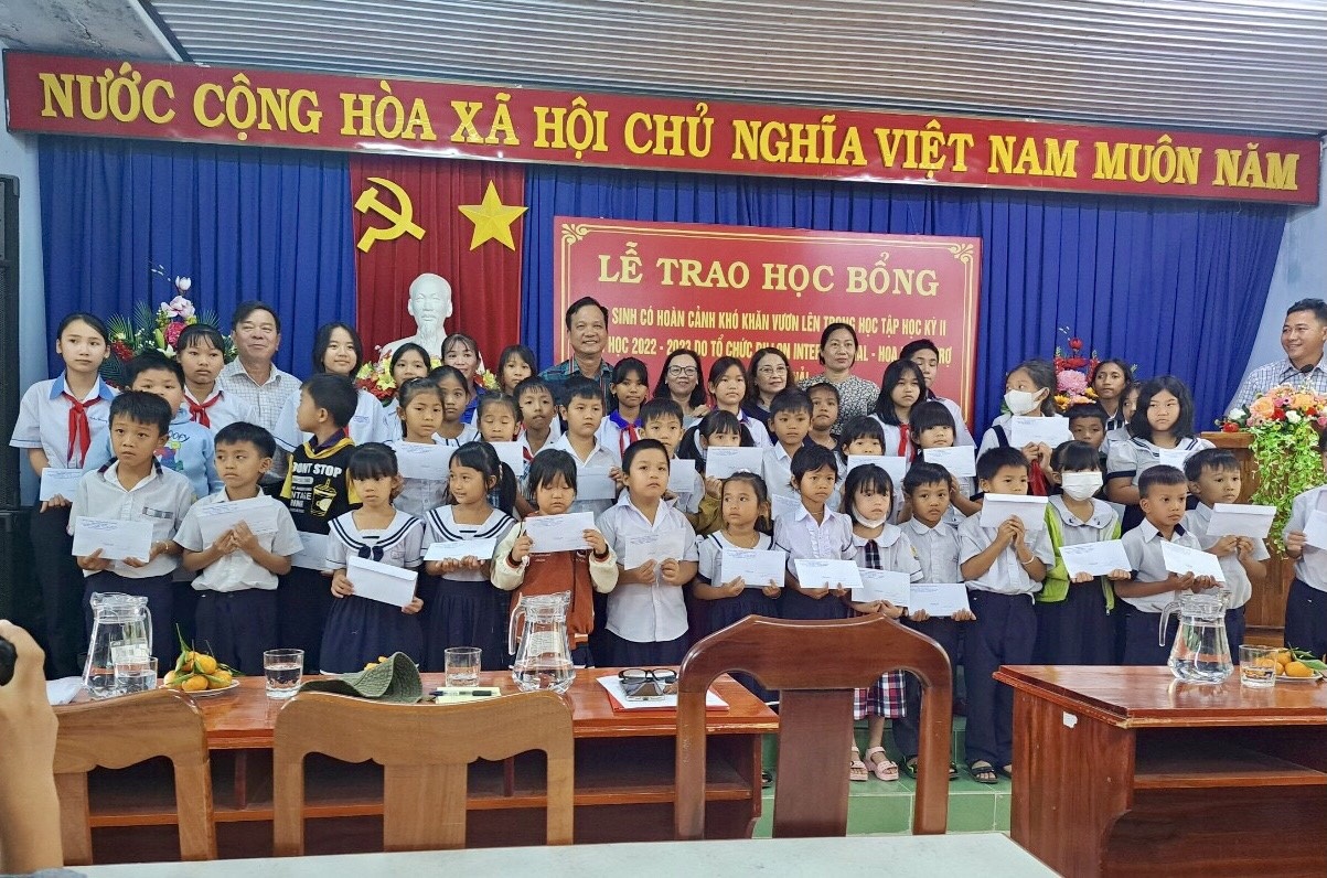 Ninh Hải: Trao 50 suất học bổng cho học sinh nghèo hiếu học