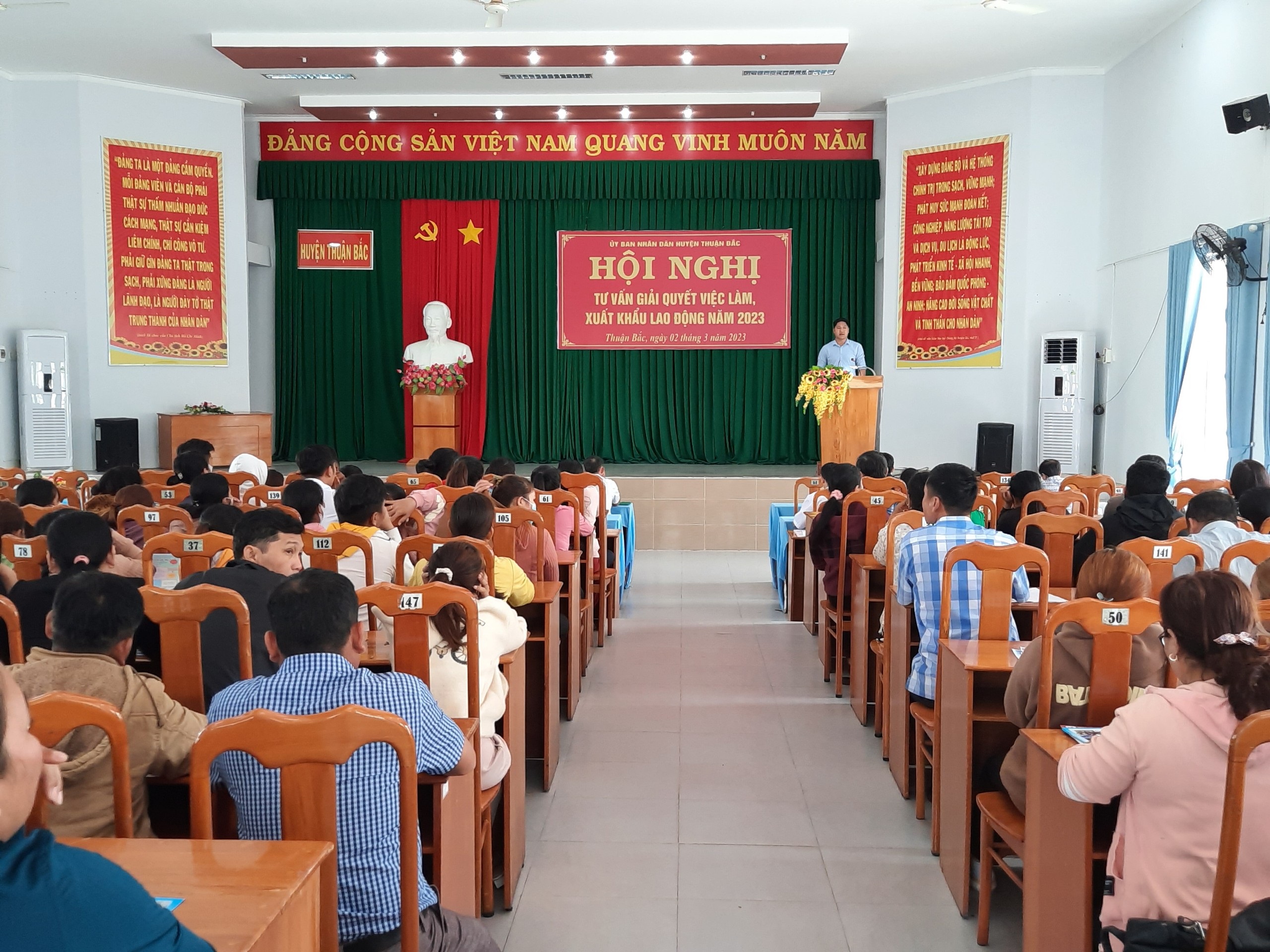 Thuận Bắc: Tổ chức hội nghị tư vấn, giới thiệu việc làm và xuất khẩu lao động cho lao động địa phương