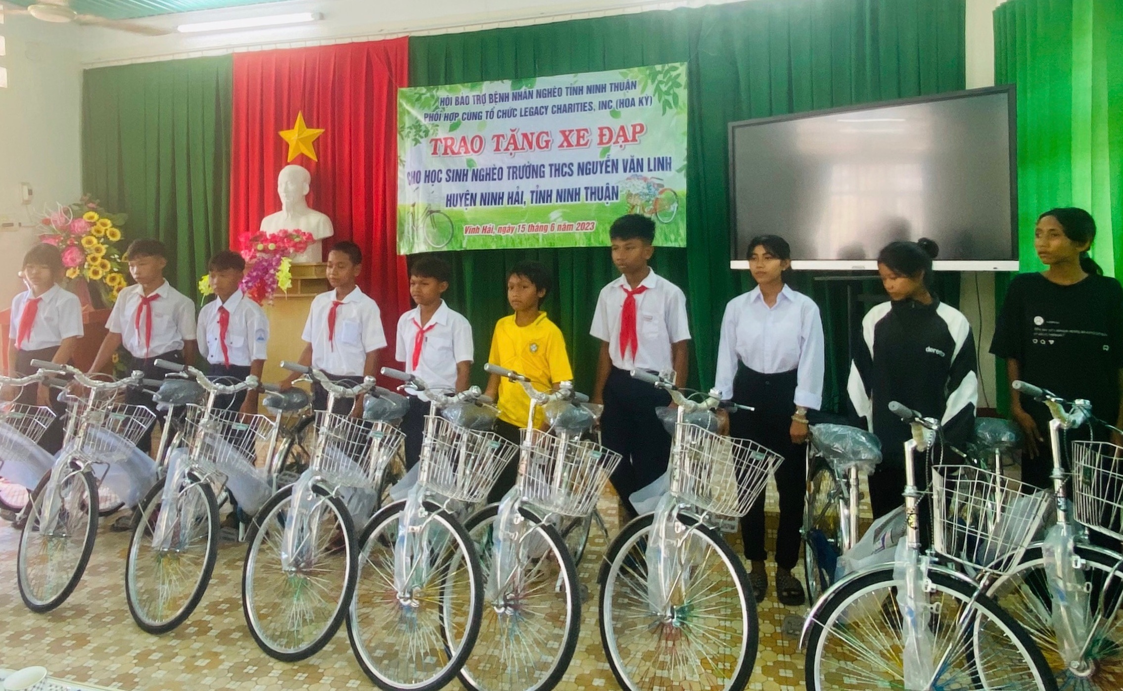 Ninh Hải: Trao tặng xe đạp cho học sinh nghèo.